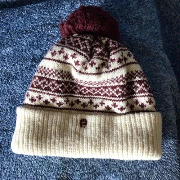 Etienne Aigner winter hat with Pom Pom - Picture 1 of 7